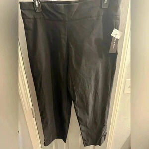 Alex & Olivia pull on stretchy capris with cross cross design at bottom Size 16